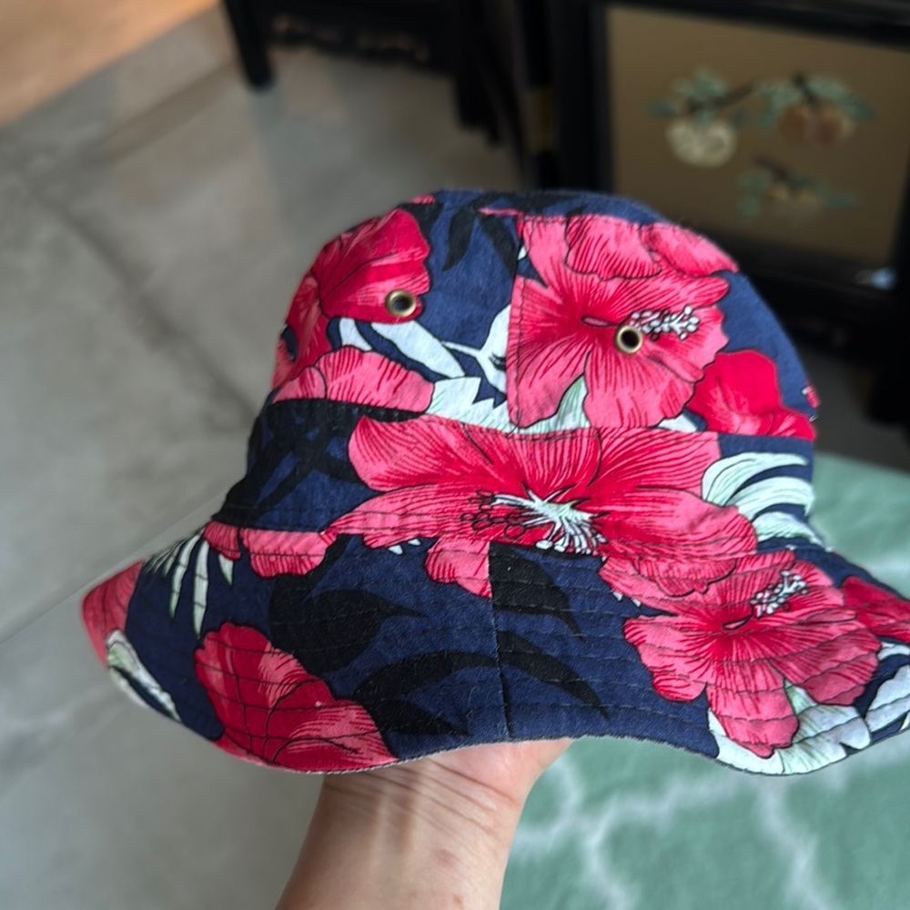 Reversible cotton Floral and plain gray Bucket Hat in Red and Blue - Picture 2 of 5